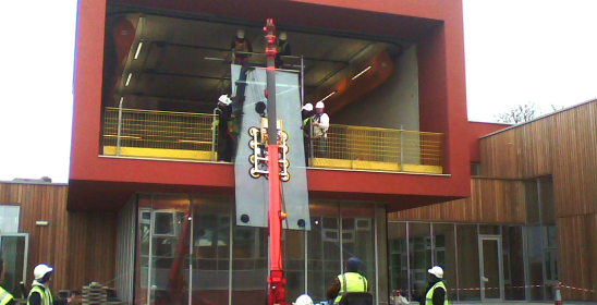 Vacuum lift installing glass